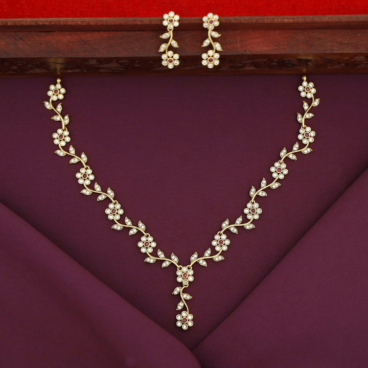 Aanchal Stone Flower & Leaf Short Neckpiece With Earring