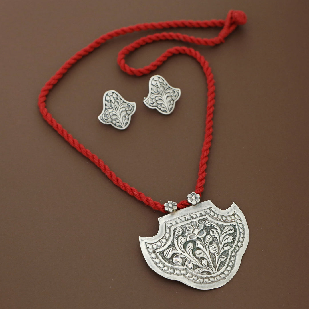 Kamisha Antique Silver Threaded Long Neckpiece with Stud