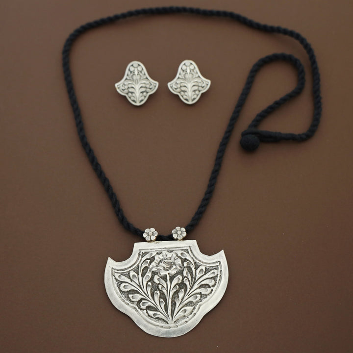 Kamisha Antique Silver Threaded Long Neckpiece with Stud