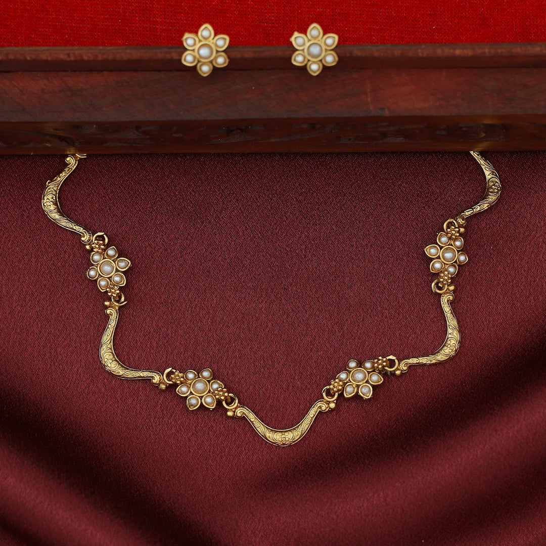 Deepashri Tetra Flower Curvy Short Neckpiece With Earring