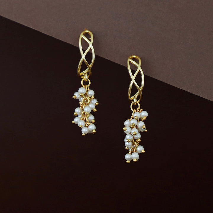 Carolina Golden Curvy Bunch Pearl Earring