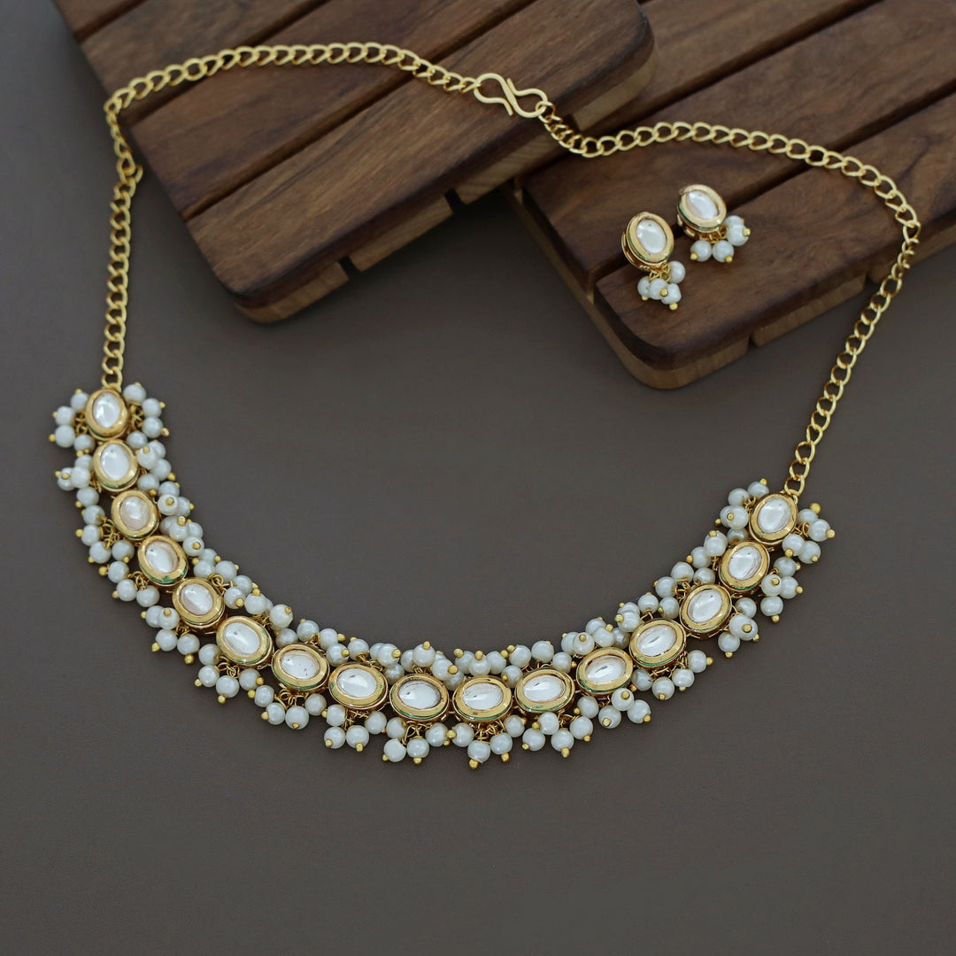Melorra Kundan Cluster Pearl Short Neckpiece / Choker With Earring