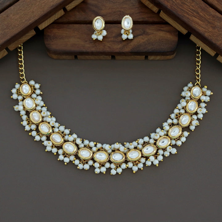 Melorra Kundan Cluster Pearl Short Neckpiece / Choker With Earring
