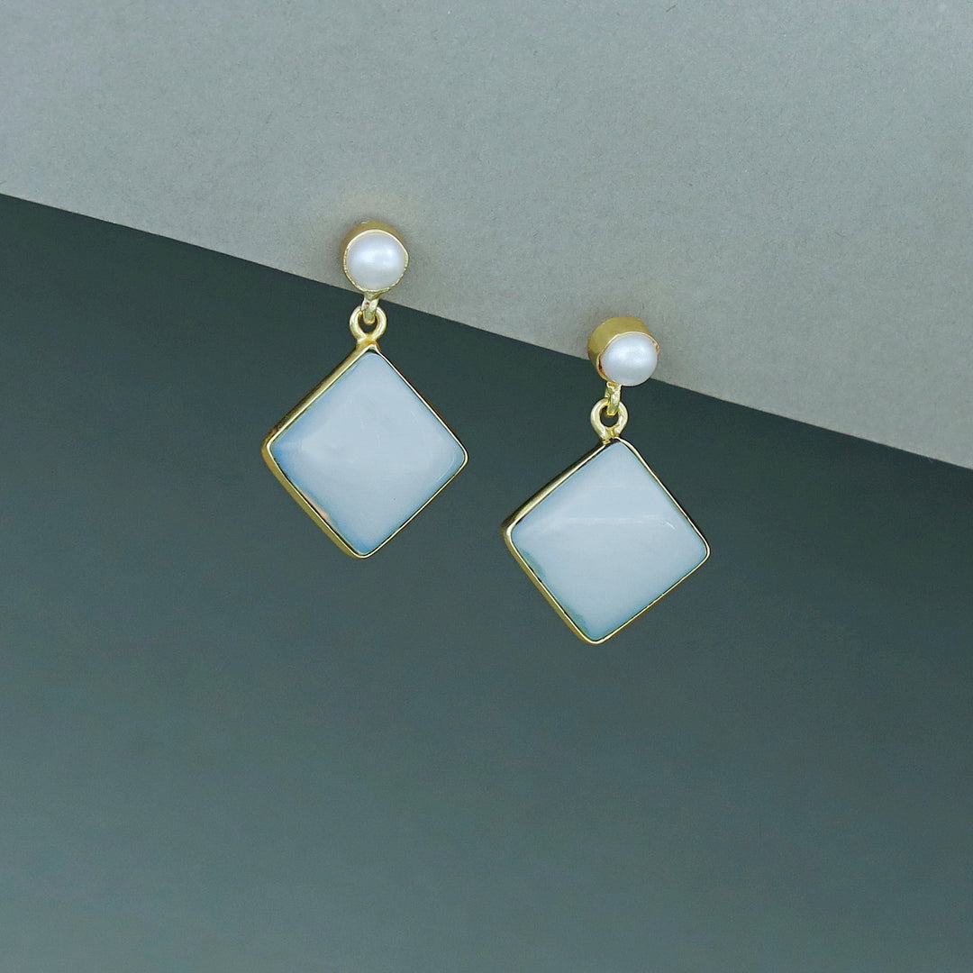 Sonia Golden Pearl Earring