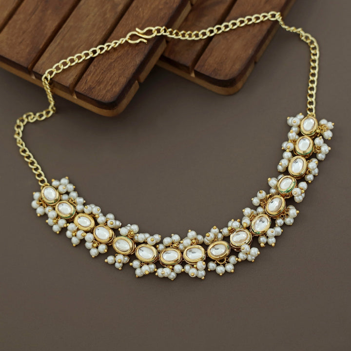 Melorra Kundan Cluster Pearl Short Neckpiece / Choker With Earring