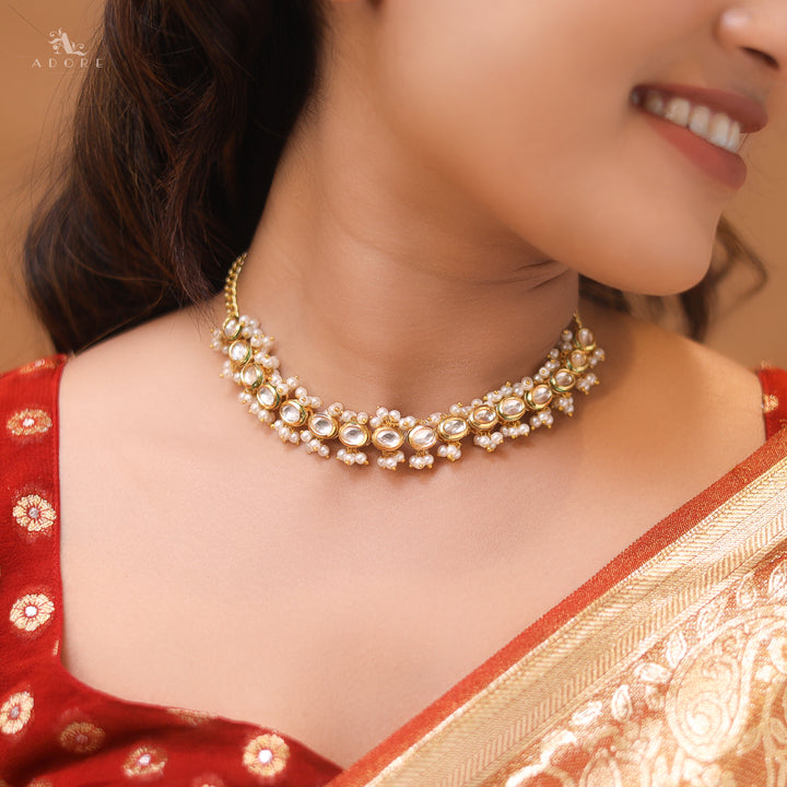 Melorra Kundan Cluster Pearl Short Neckpiece / Choker With Earring