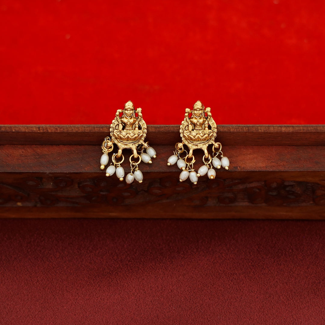 Kridhansha Rice Pearl Short Neckpiece With Earring