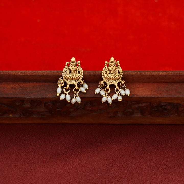 Kridhansha Rice Pearl Short Neckpiece With Earring