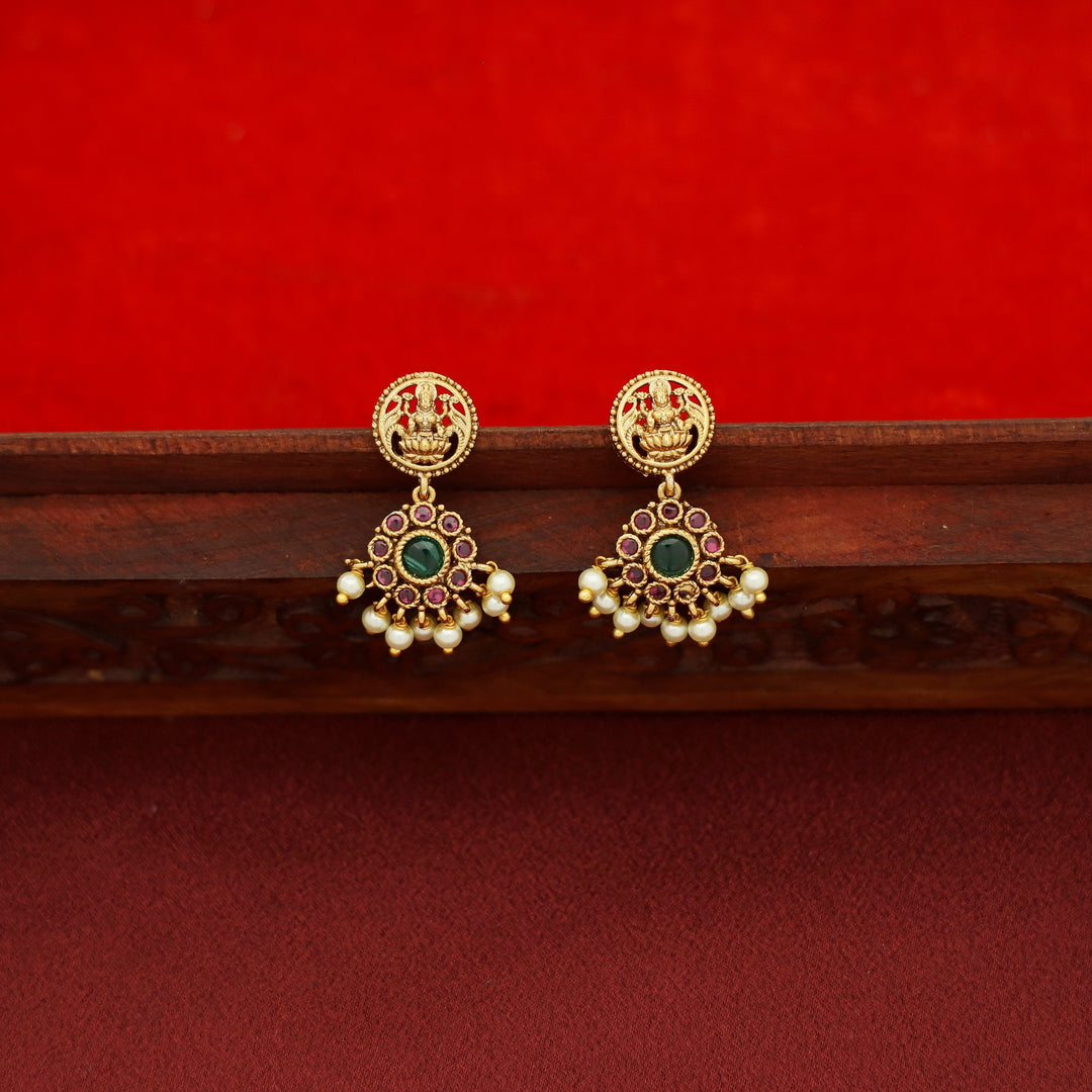 Chaitra Devi Pearl Short Neckpiece With Earring