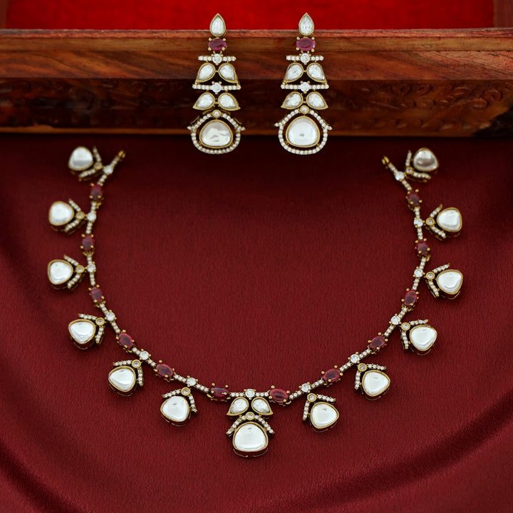Zarini Kundan Short Neckpiece With Earring