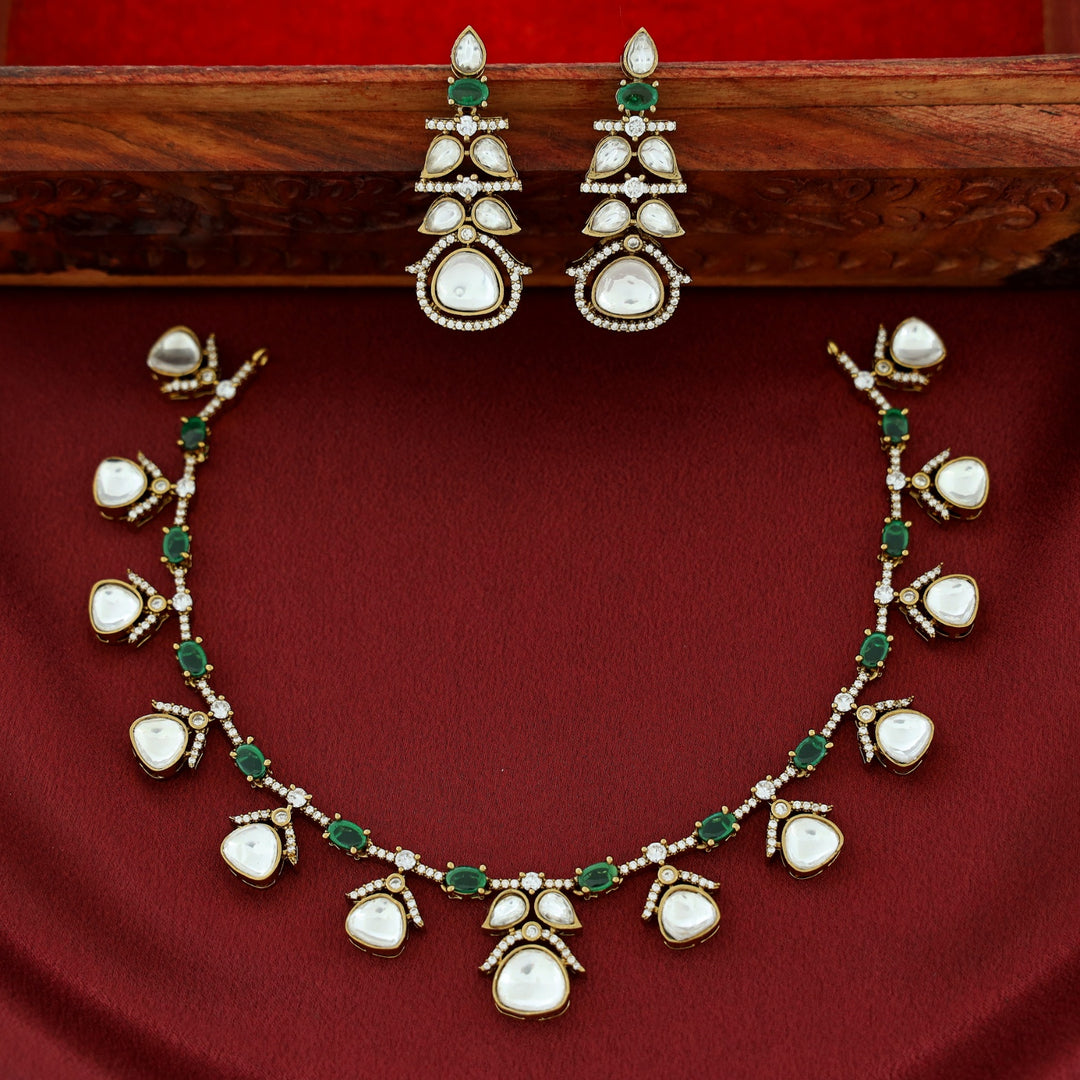 Zarini Kundan Short Neckpiece With Earring