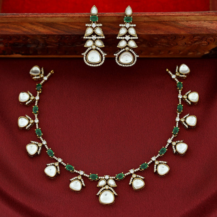 Zarini Kundan Short Neckpiece With Earring