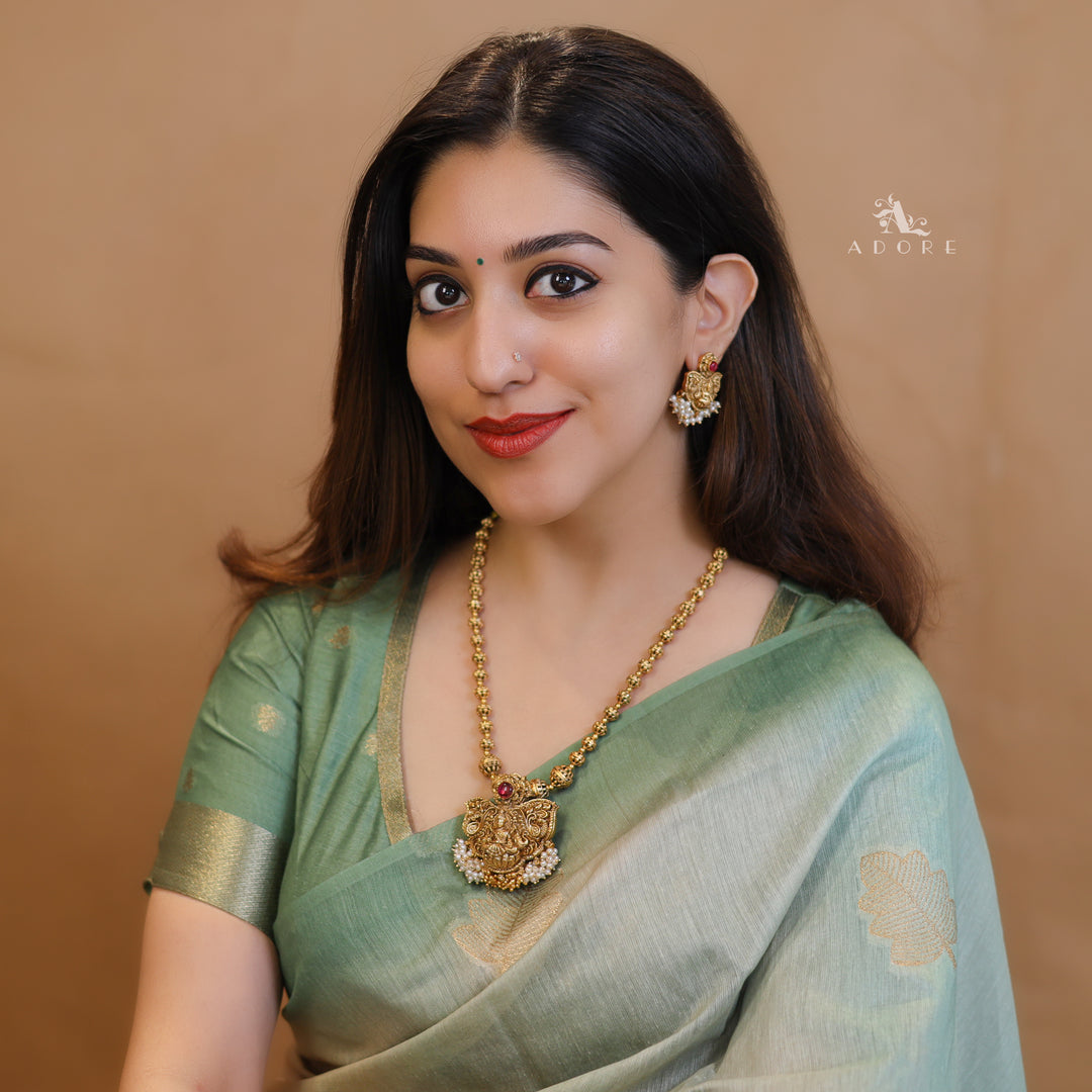 Lakshmi Pendant Cluster Pearl Neckpiece With Earring