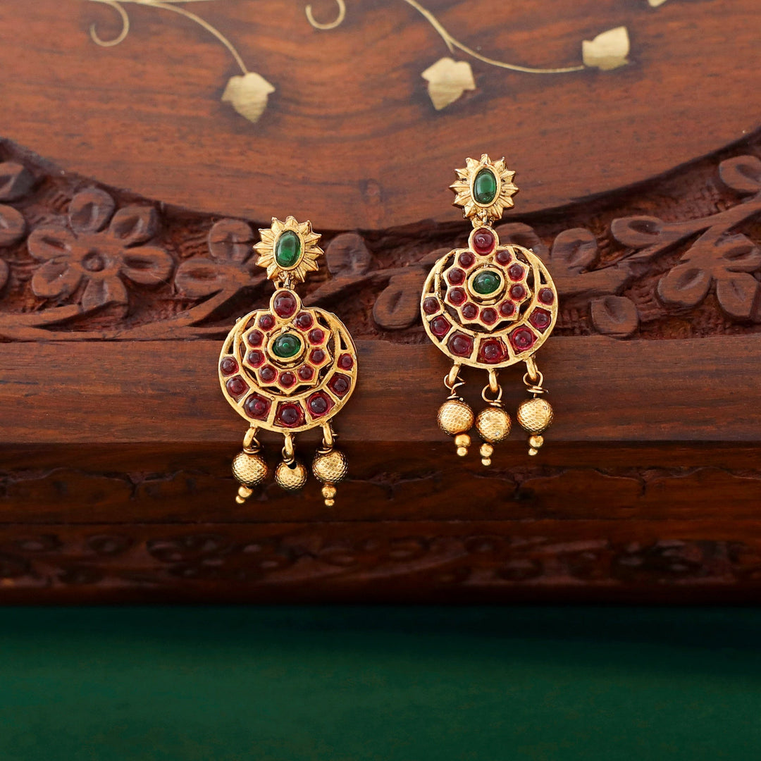 Aakanksha Golden Crescent Pearl Neckpiece With Earring