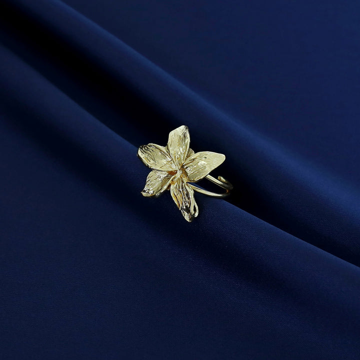 Nidhalya Golden Textured Flower Ring