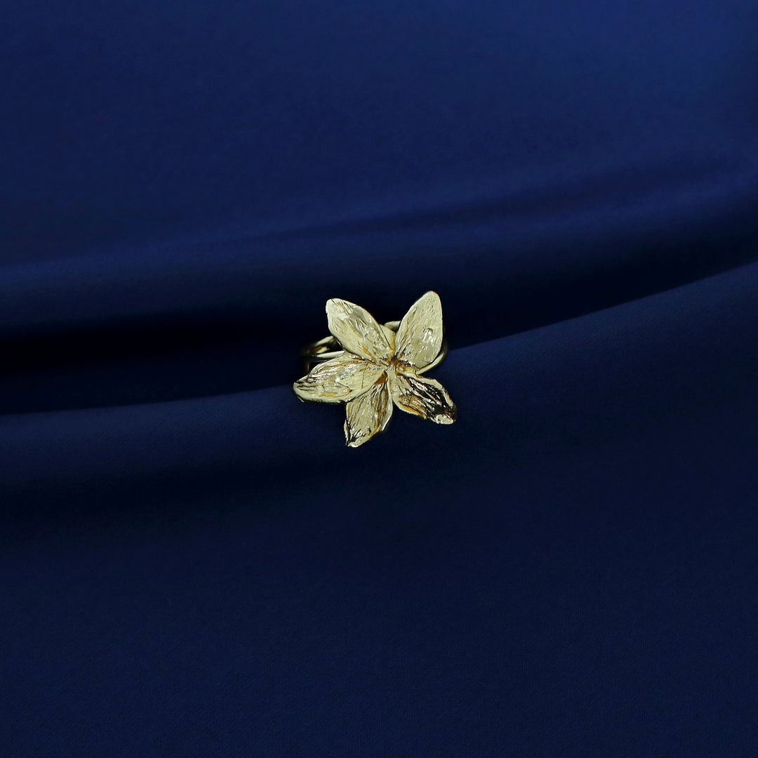 Nidhalya Golden Textured Flower Ring