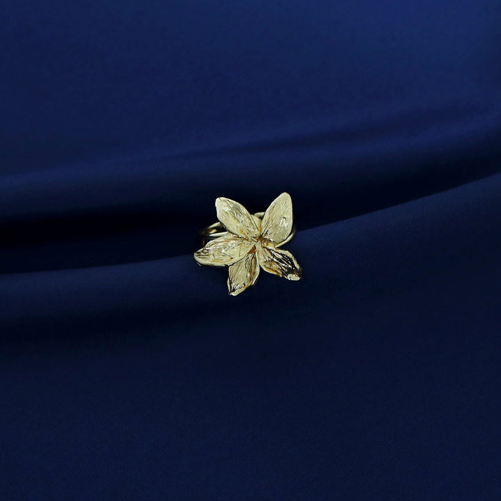 Nidhalya Golden Textured Flower Ring