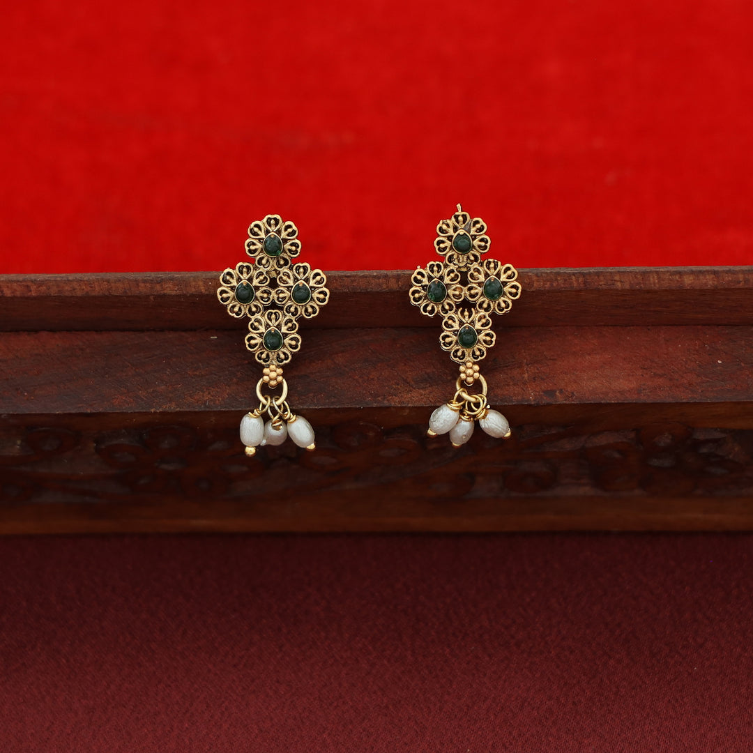 Nivithika Floral Rice Pearl Short Neckpiece with Earring