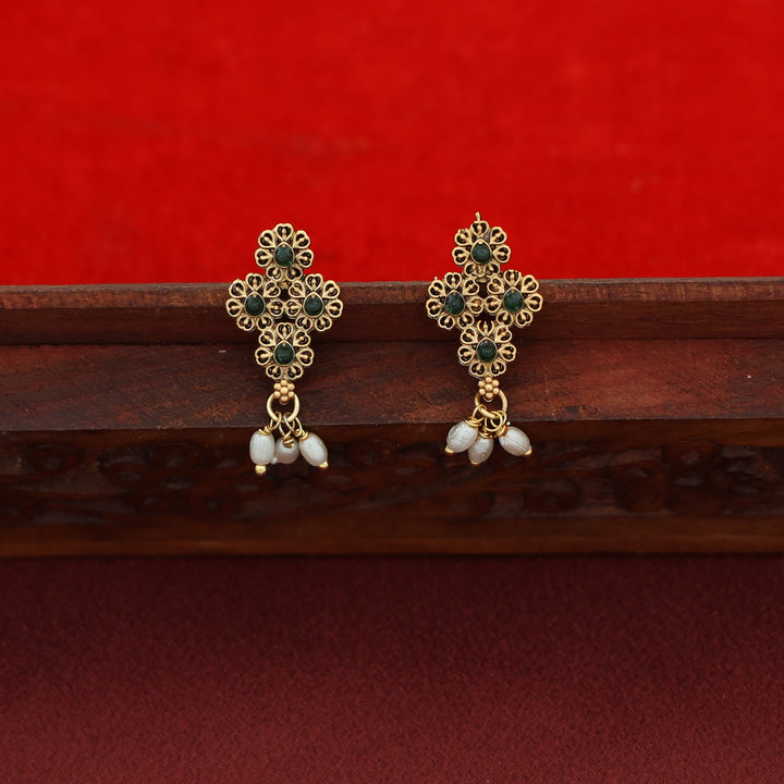 Nivithika Floral Rice Pearl Short Neckpiece with Earring