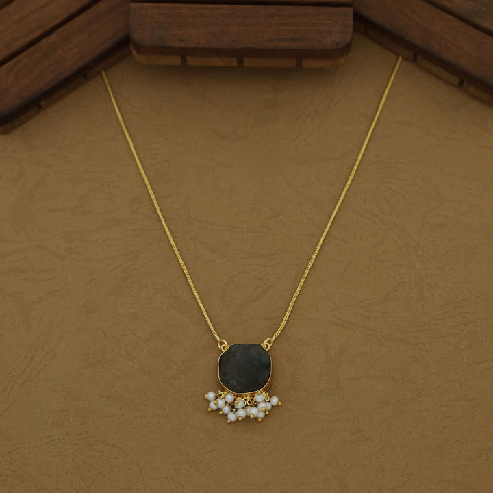 Aura Cluster Pearl Raw Stone Neckpiece