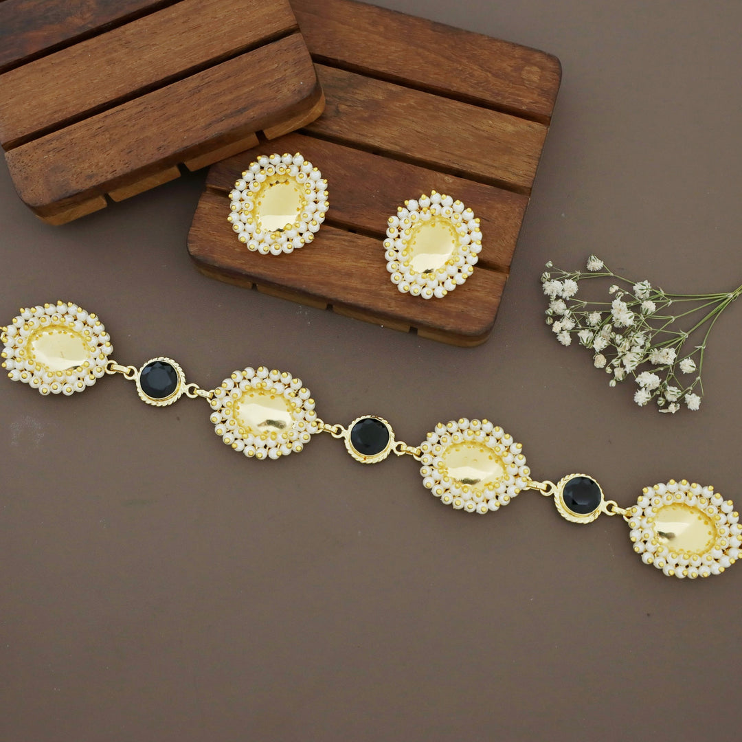 Abiha Cluster Pearl Golden Oval Glossy Round Choker With Stud