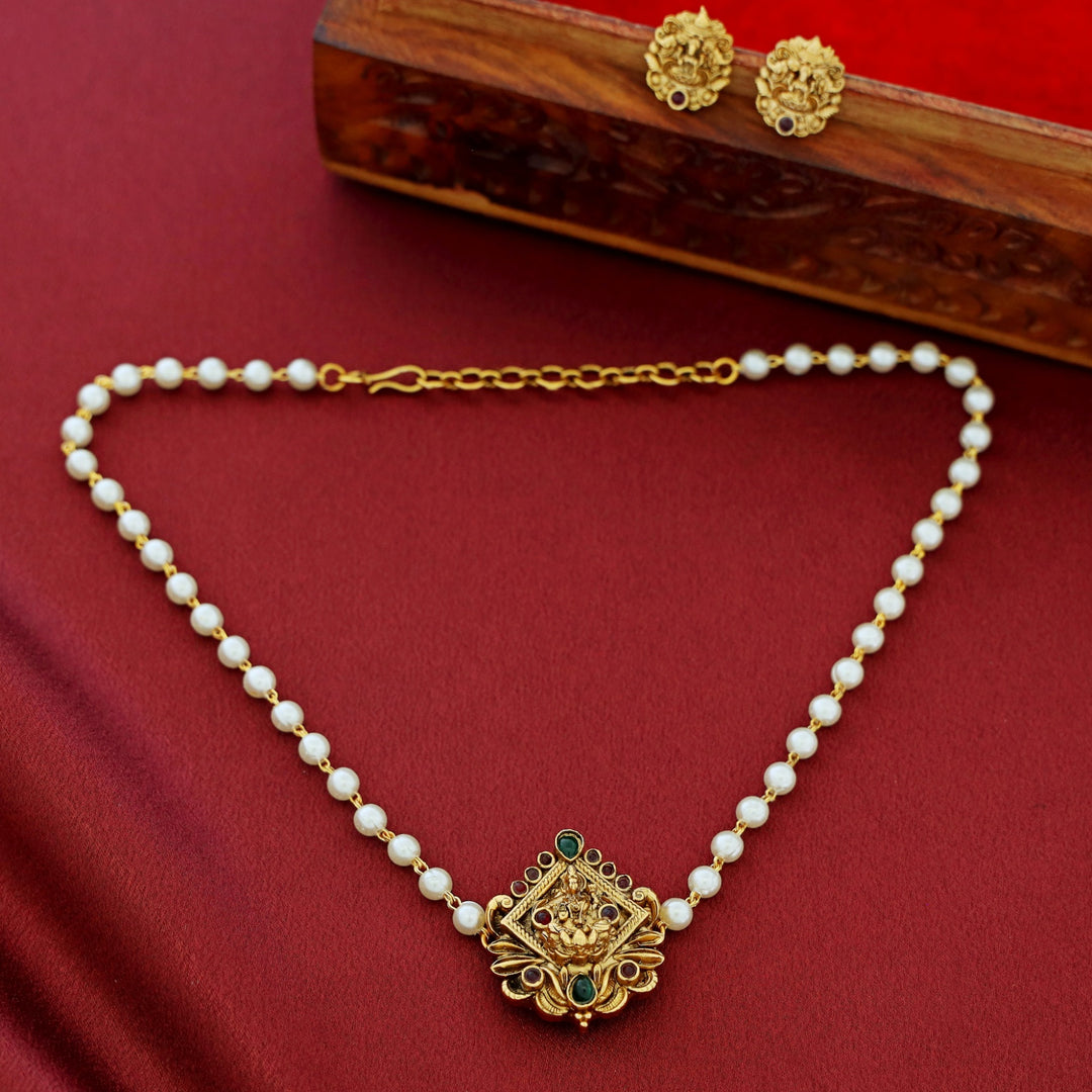Abhinithi Devi Pearl Short Neckpiece With Stud