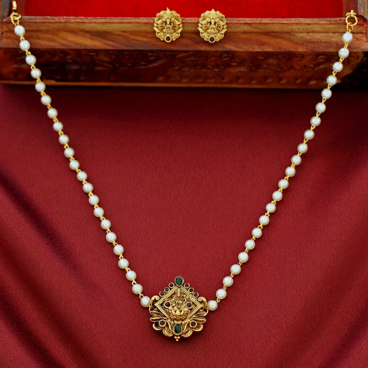 Abhinithi Devi Pearl Short Neckpiece With Stud