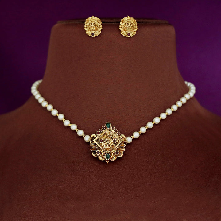 Abhinithi Devi Pearl Short Neckpiece With Stud