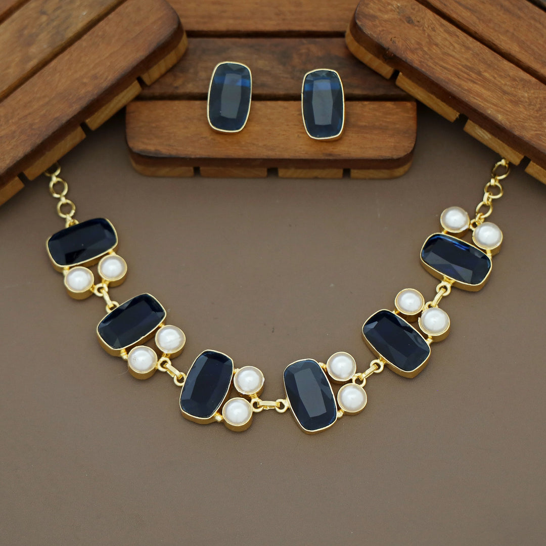 Shiya Glossy Rectangle Pearl Choker / Short Neckpiece With Stud