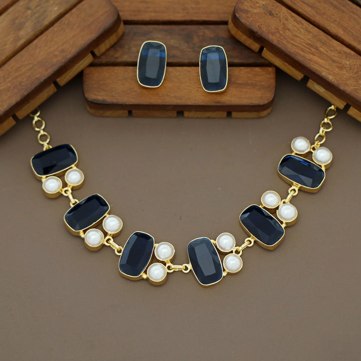 Shiya Glossy Rectangle Pearl Choker / Short Neckpiece With Stud