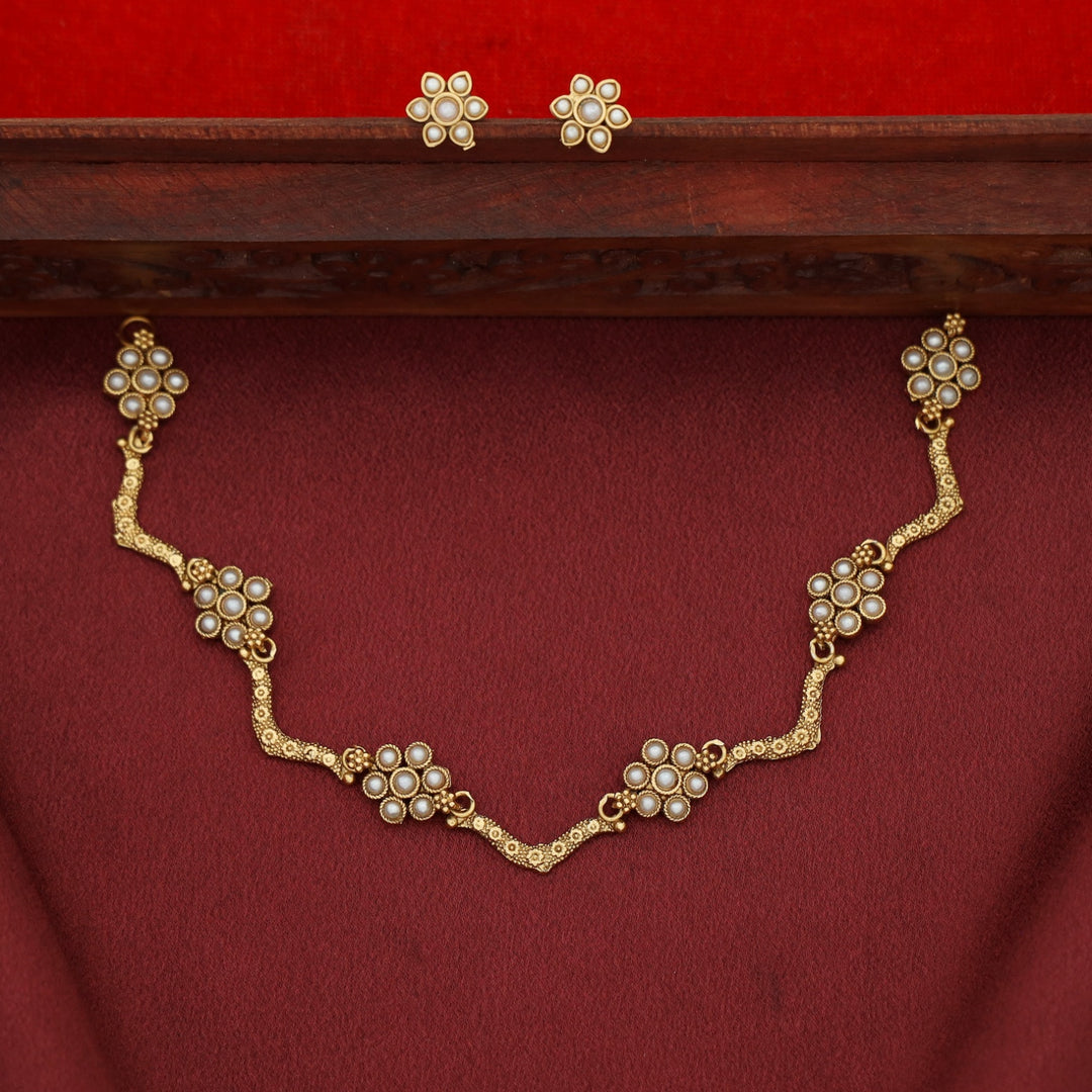 Deepashri 5 Flower Curvy Short Neckpiece With Earring