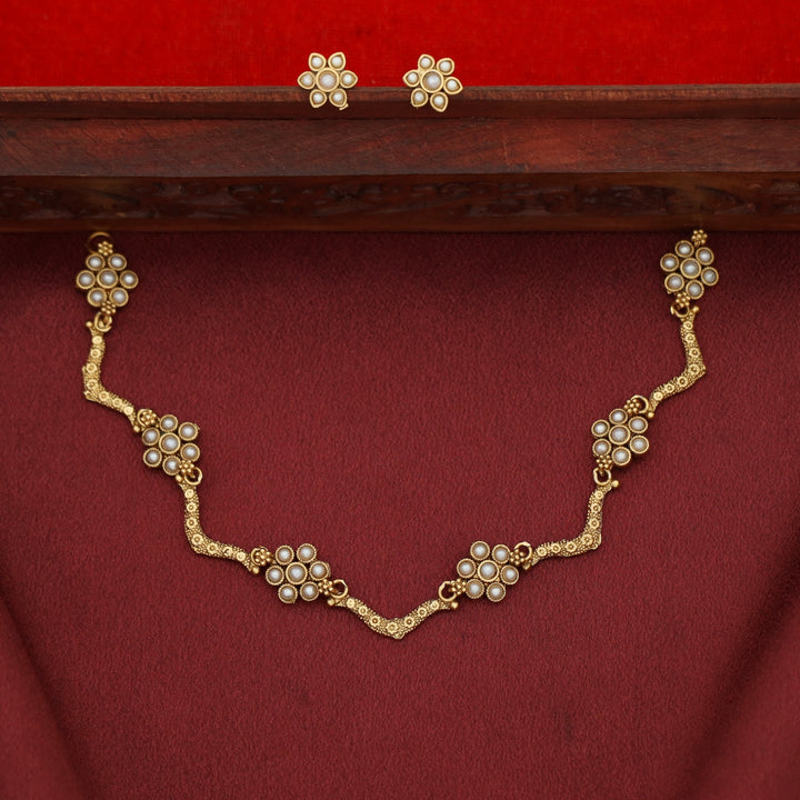 Deepashri 5 Flower Curvy Short Neckpiece With Earring