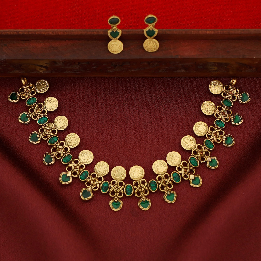 Adhitri Kashi Oval Kemp Stone Choker/Short Neckpiece With Earring