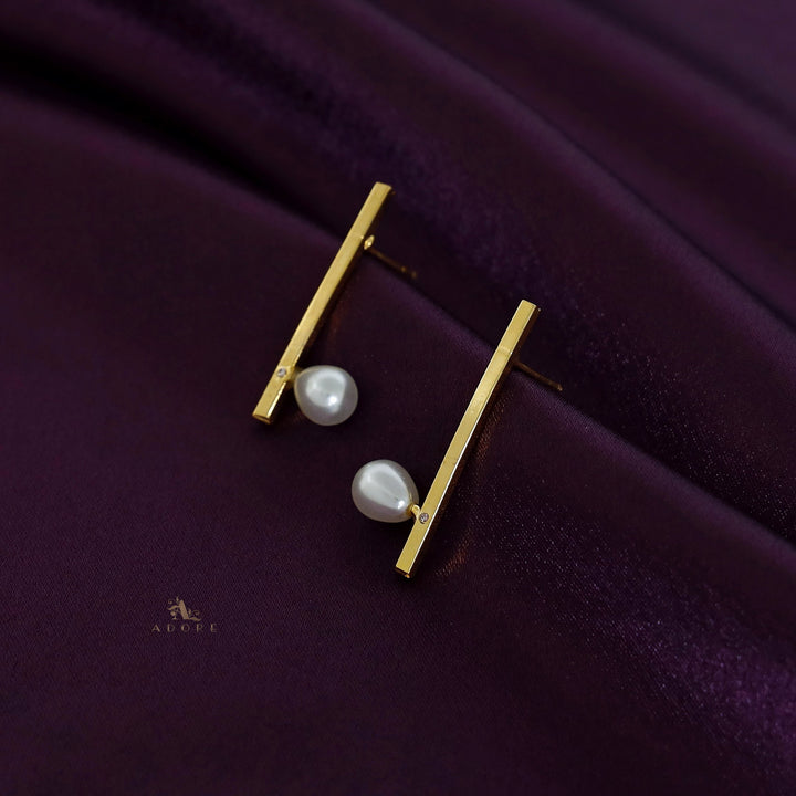 Naida Stick Pearl Earring