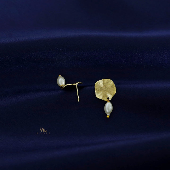 Izah Golden Textured Coin Pearl Earring