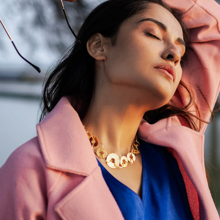 Textured Chainy Circle Neckpiece / Short Neckpiece