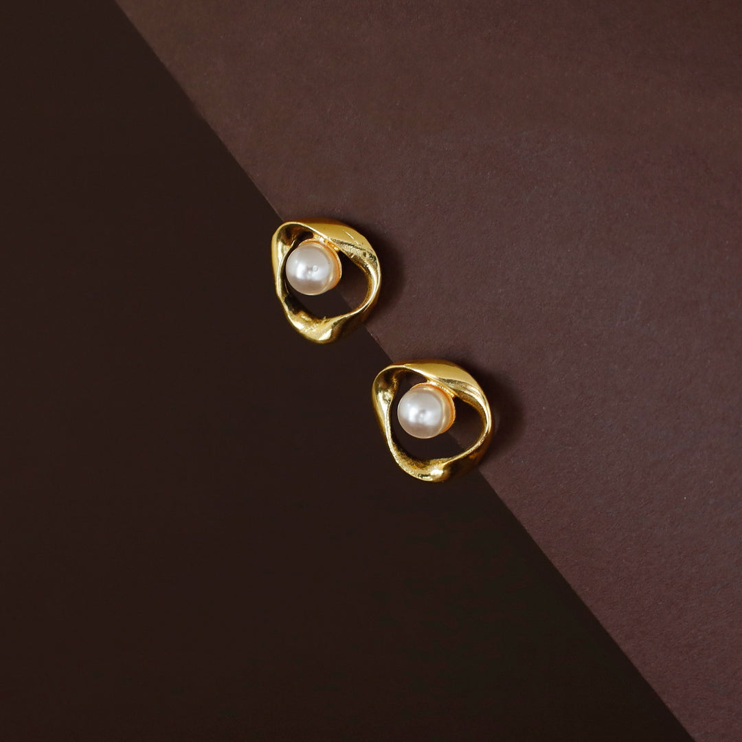 Muriel Twisted Circle + Pearl Stud