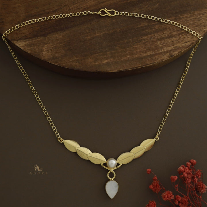 Golden V Leaf Mop + Pearl Neckpiece