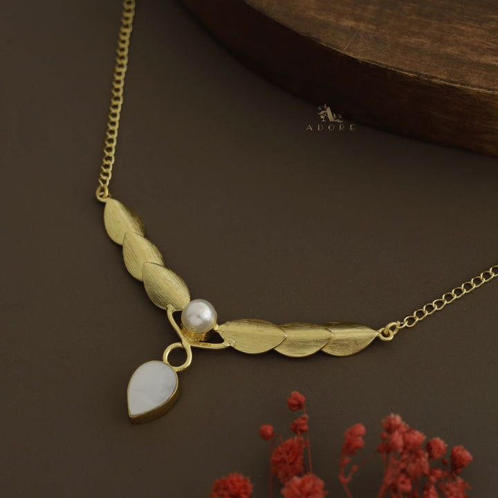 Golden V Leaf Mop + Pearl Neckpiece