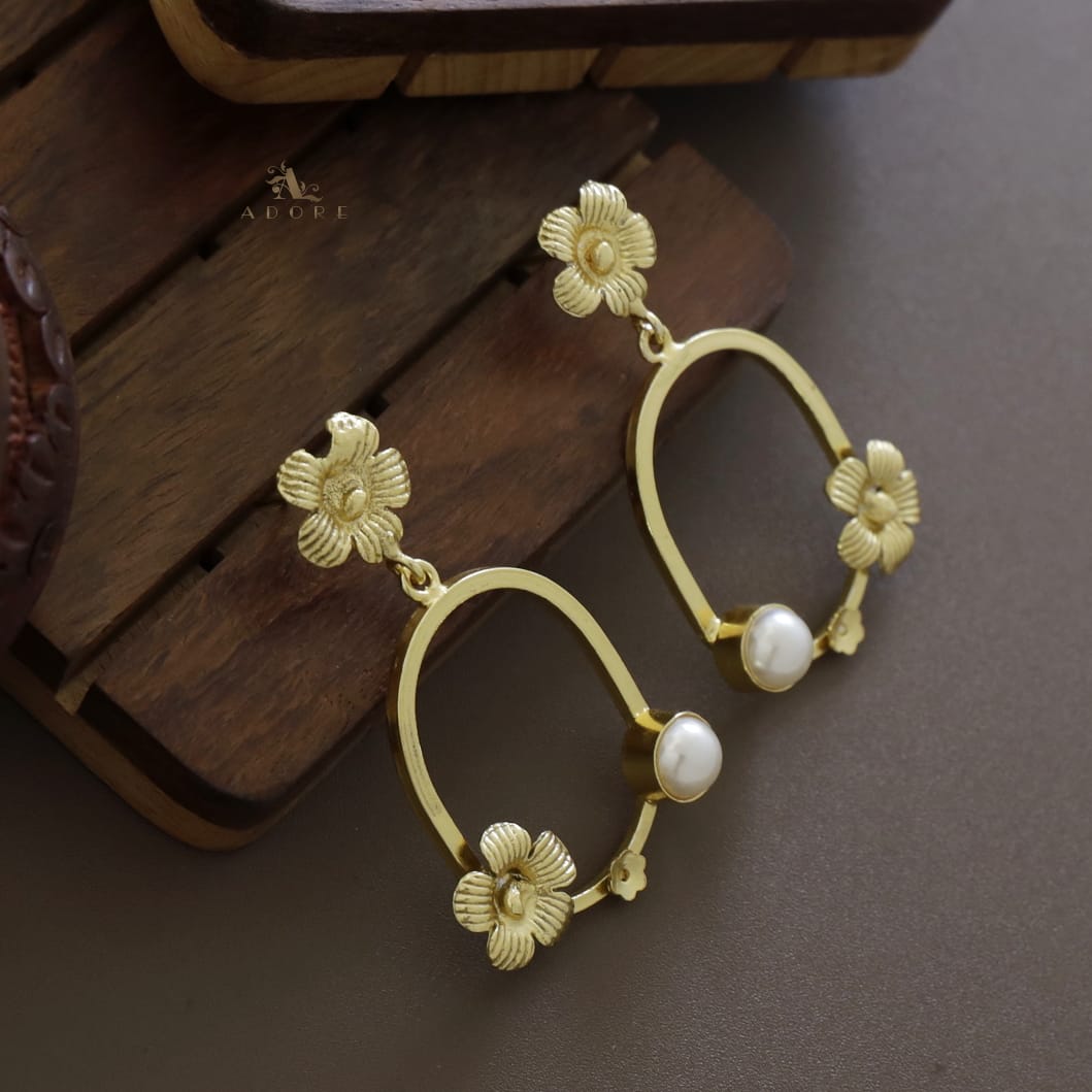 Golden Ovalo Flower Pearl Earring