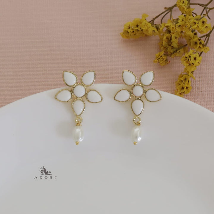 Glossy Chahna Flower Pearl Earring