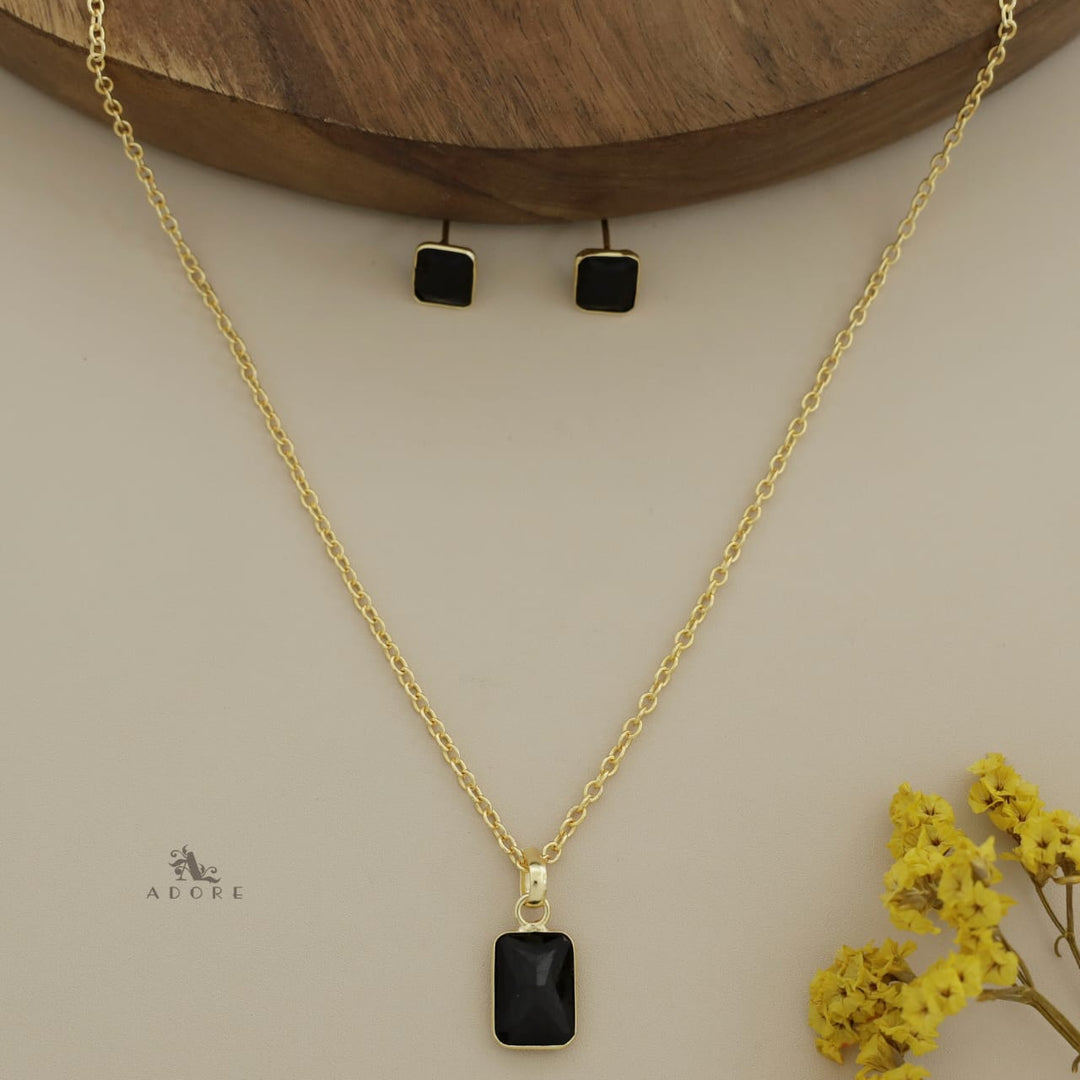 Seira Glossy Rectangle Neckpiece With Stud