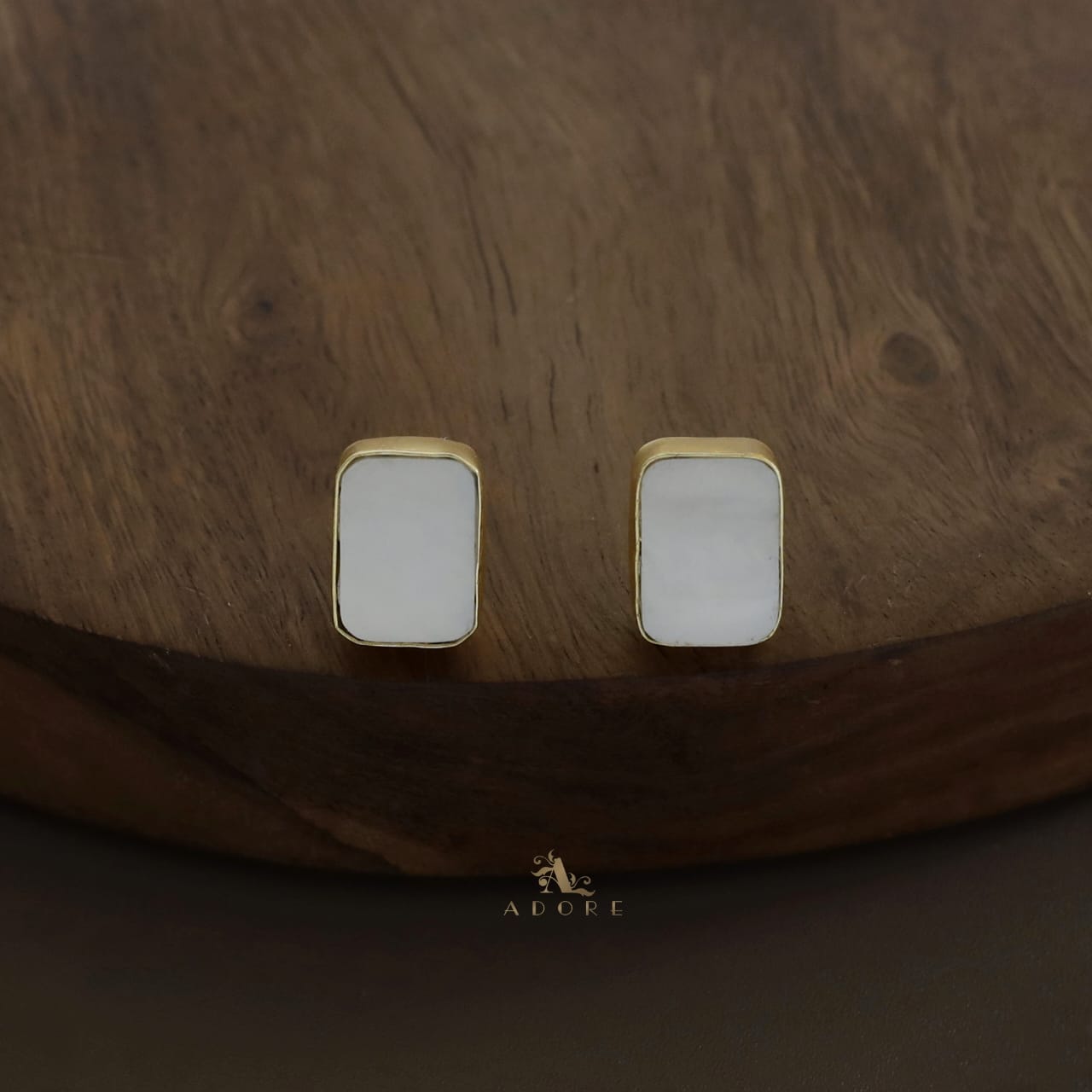 Tikara Rectangle MOP Choker / Short Neckpiece With Stud