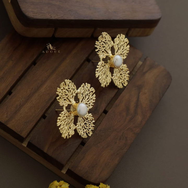 Golden Rootsa Pearl Earring