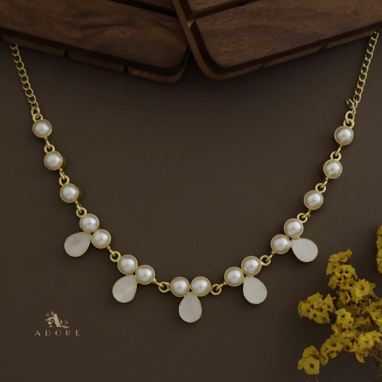 Elsia Pearly MOP Drop Short Neckpiece