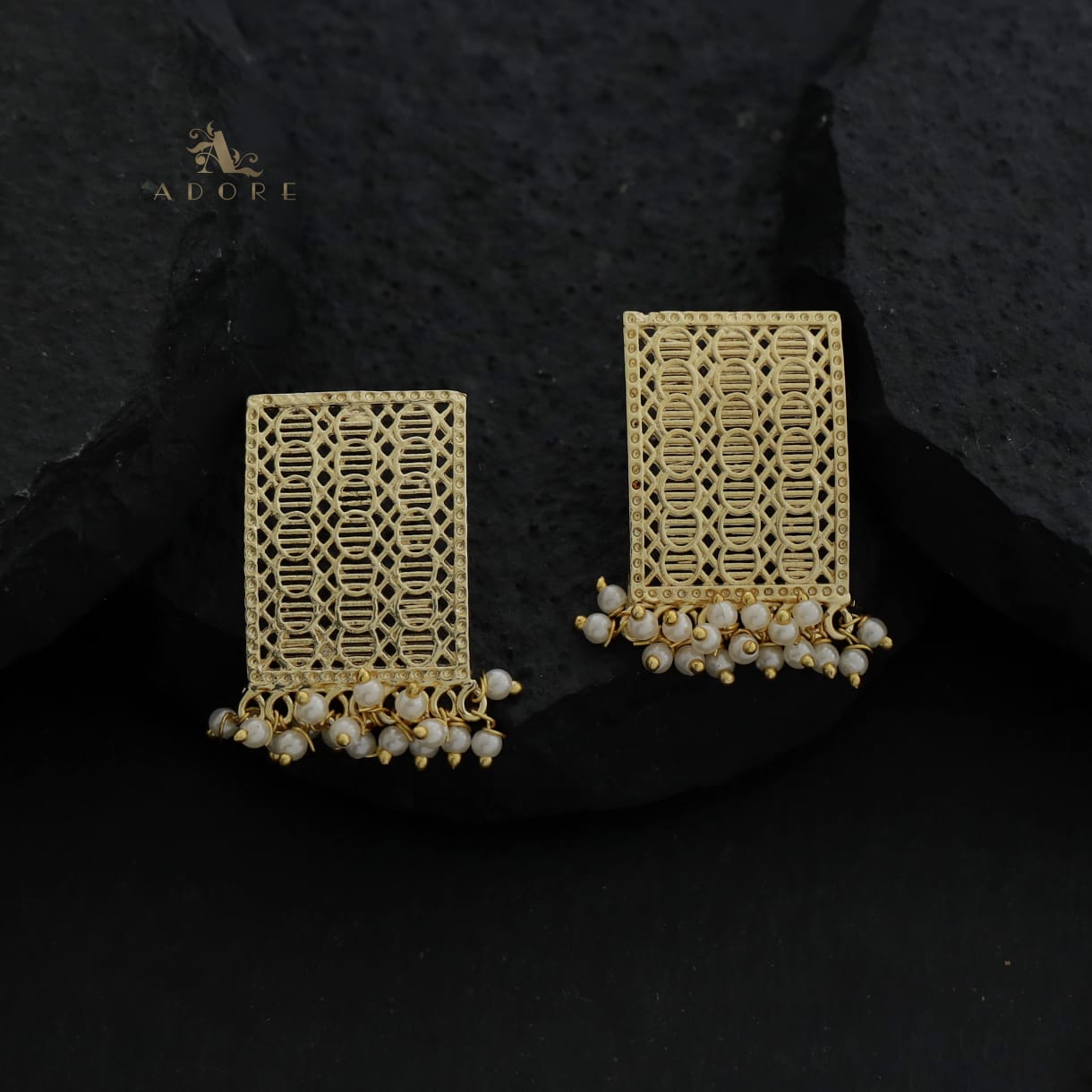 Aagney Foil Pearl Short Neckpiece With Earring