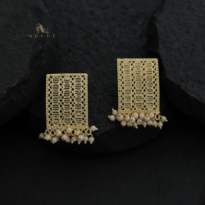 Aagney Foil Pearl Short Neckpiece With Earring