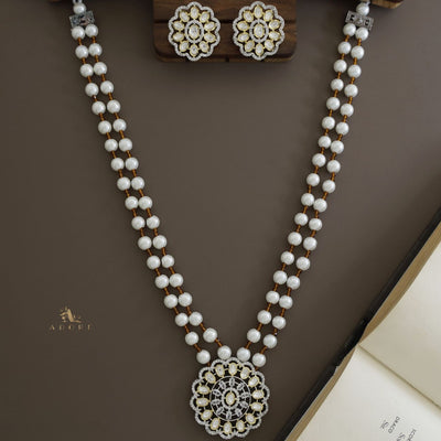 Hiranika Dual Tone Kundan Long Neckpiece With Earring