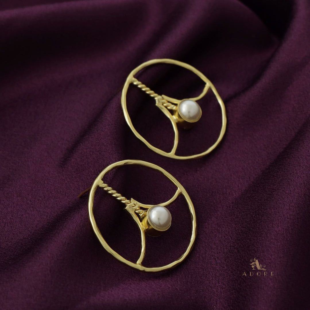 Hammered Circle Twisted Pearl Earring