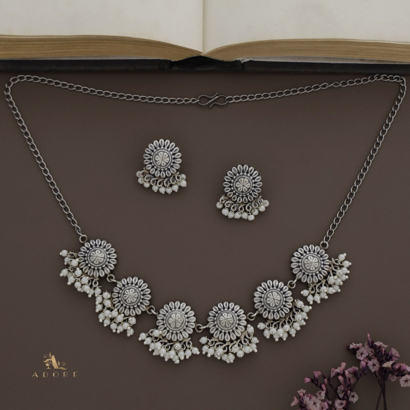 Sahaana Antique Pearl Short Neckpiece With Earring